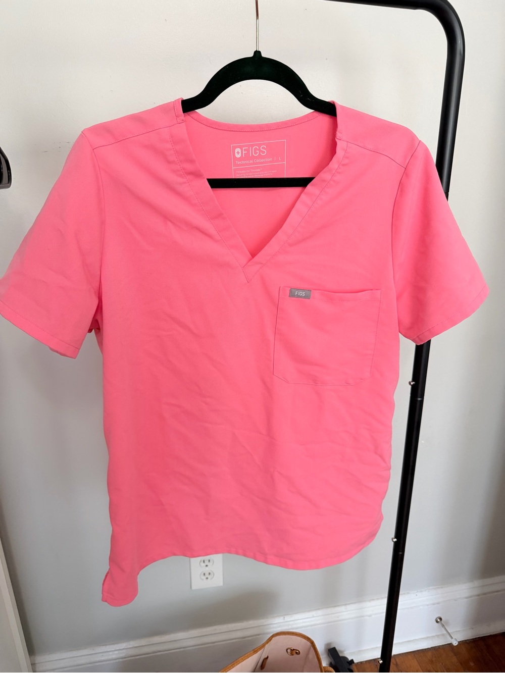 FIGS women’s one pocket scrub top